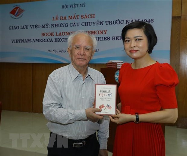 Book on Vietnam – US exchanges before 1946 debuts Nguyen Van Huynh (L) presents his book, titled "Vietnam-America exchanges: Stories before 1946" to a guest at the book launch (Photo: VNA)