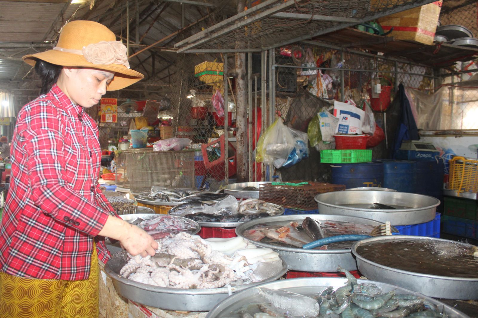 Chị Huỳnh Thị Ngân (tiểu thương chợ Tân Thạnh, huyện Tân Thạnh) cam kết kinh doanh, sản xuất thực phẩm an toàn và tích cực vận động các tiểu thương khác cùng tham gia