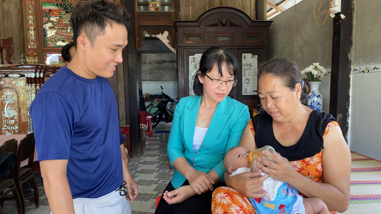 Bài 2: Đồng hành cùng những người yếu thế trong xã hội Anh Hà Nguyễn Trung Hiếu đến thăm, tặng quà cho trẻ em có hoàn cảnh đặc biệt khó khăn