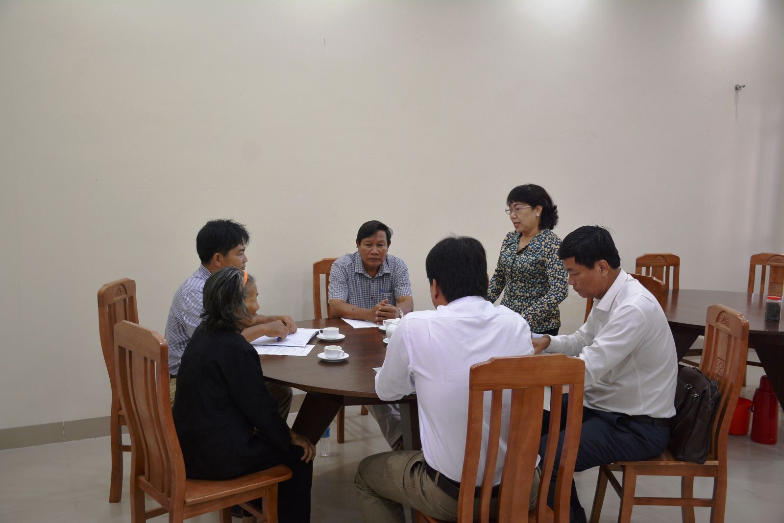 Hòa giải viên Trần Thị Nhanh hòa giải thành vụ tranh chấp liên quan đến đất đai giữa đại diện nguyên đơn ông Trần Văn Khéo, anh Huỳnh Đinh Thiện và UBND huyện Thủ Thừa
