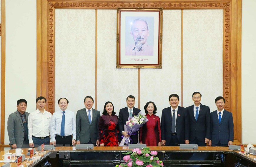 Bà Trương Thị Mai, bà Bùi Thị Minh Hoài với các lãnh đạo Văn phòng Trung ương Đảng. (Ảnh: Phương Hoa/TTXVN)