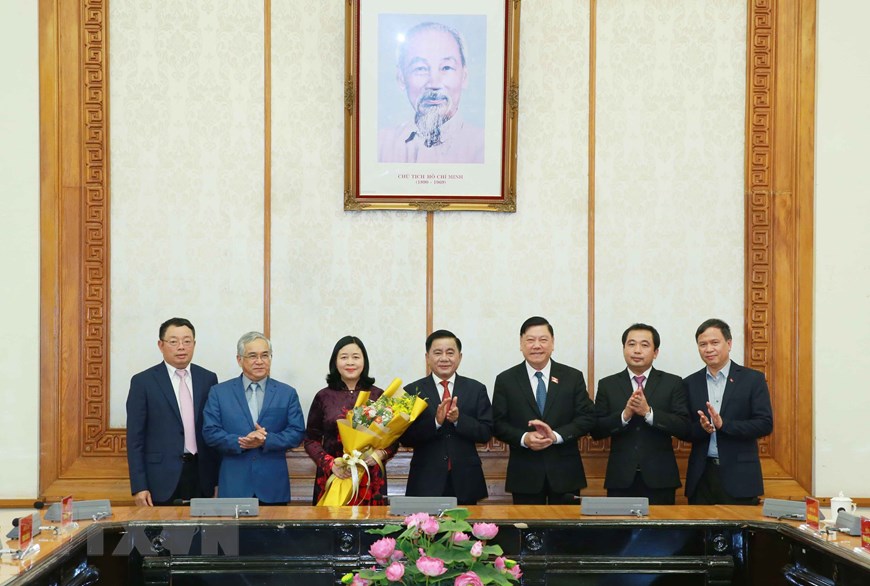 Các lãnh đạo Ủy ban Kiểm tra Trung ương chúc mừng bà Bùi Thị Minh Hoài. (Ảnh: Phương Hoa/TTXVN)