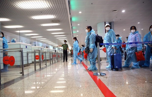 Vietnam yet to issue specific entry requirements for vaccinated people: Spokesperson People wait in line to complete customs procedures before entering Vietnam (Photo: VNA)