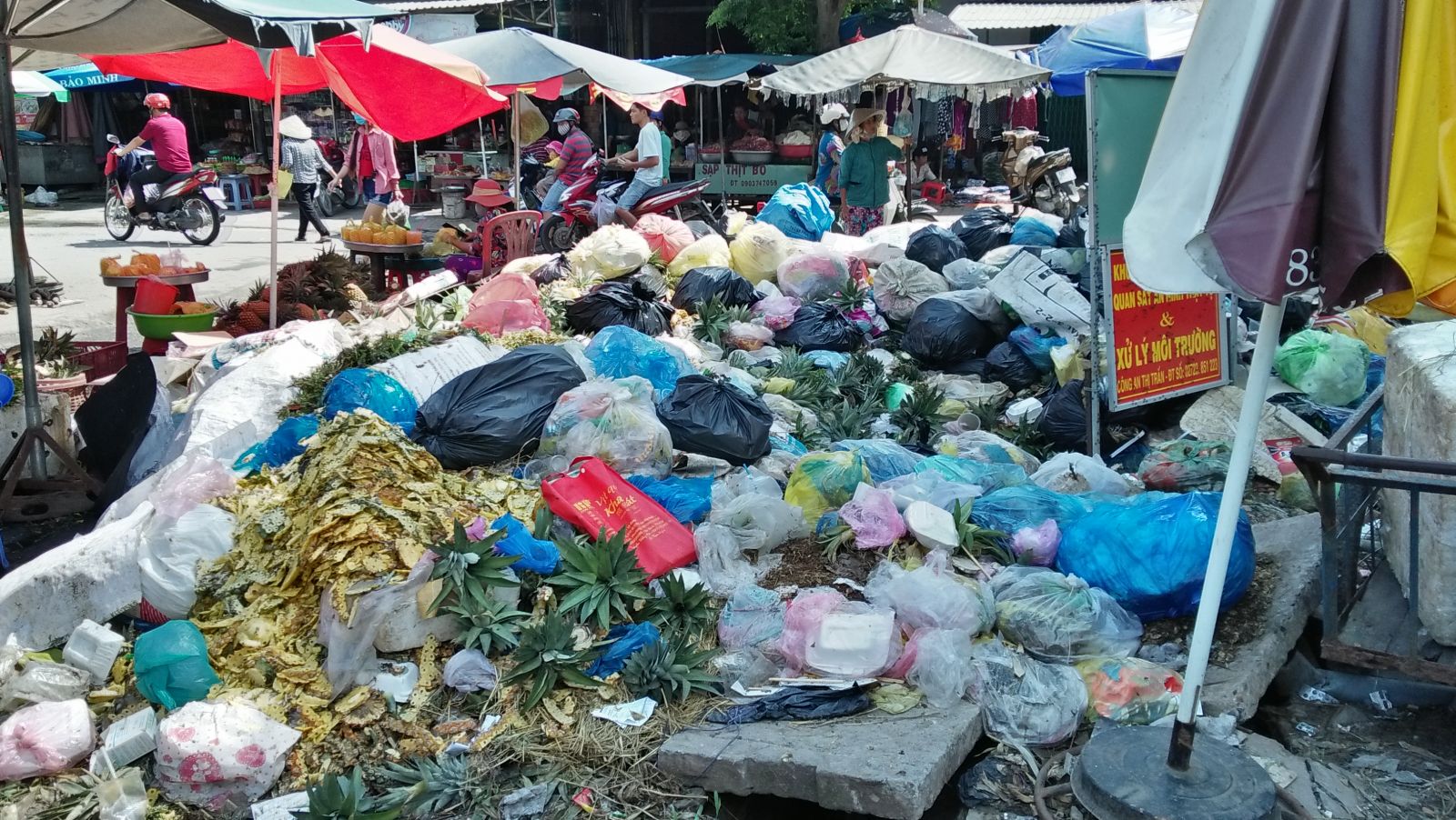 Một số địa điểm bãi đất trống, lề đường hay ở gần chợ vẫn có những đống rác tự phát gây ô nhiễm