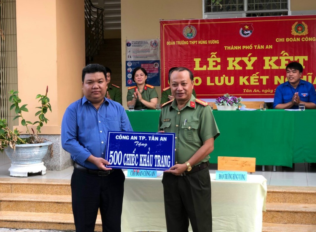Công an TP.Tân An trao tặng khẩu trang phòng, chống dịch Covid-19 cho Trường THPT Hùng Vương, phường 5