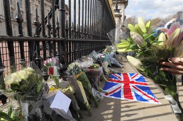 Condolences to UK over passing of Prince Philip Floral tributes in memory of Prince Philip outside Buckingham Palace in London, the UK, on April 9. (Source: Xinhua/VNA)