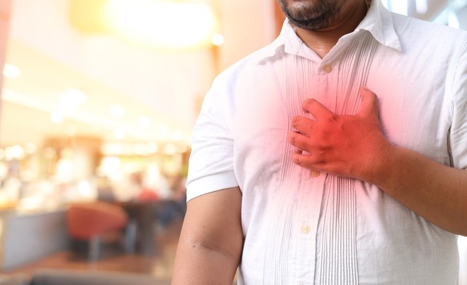 Đau thắt ngực, hay đau ngực và khó chịu, là triệu chứng phổ biến nhất của bệnh động mạch vành. Ảnh minh họa: SHUTTERSTOCK