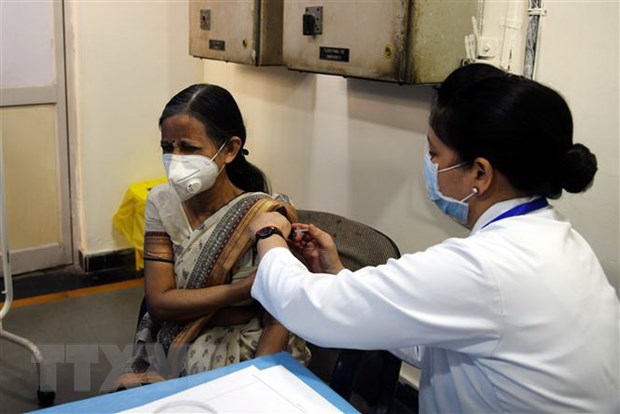 Tiêm vaccine ngừa COVId-19 tại New Delhi, Ấn Độ. (Ảnh: THX/TTXVN)