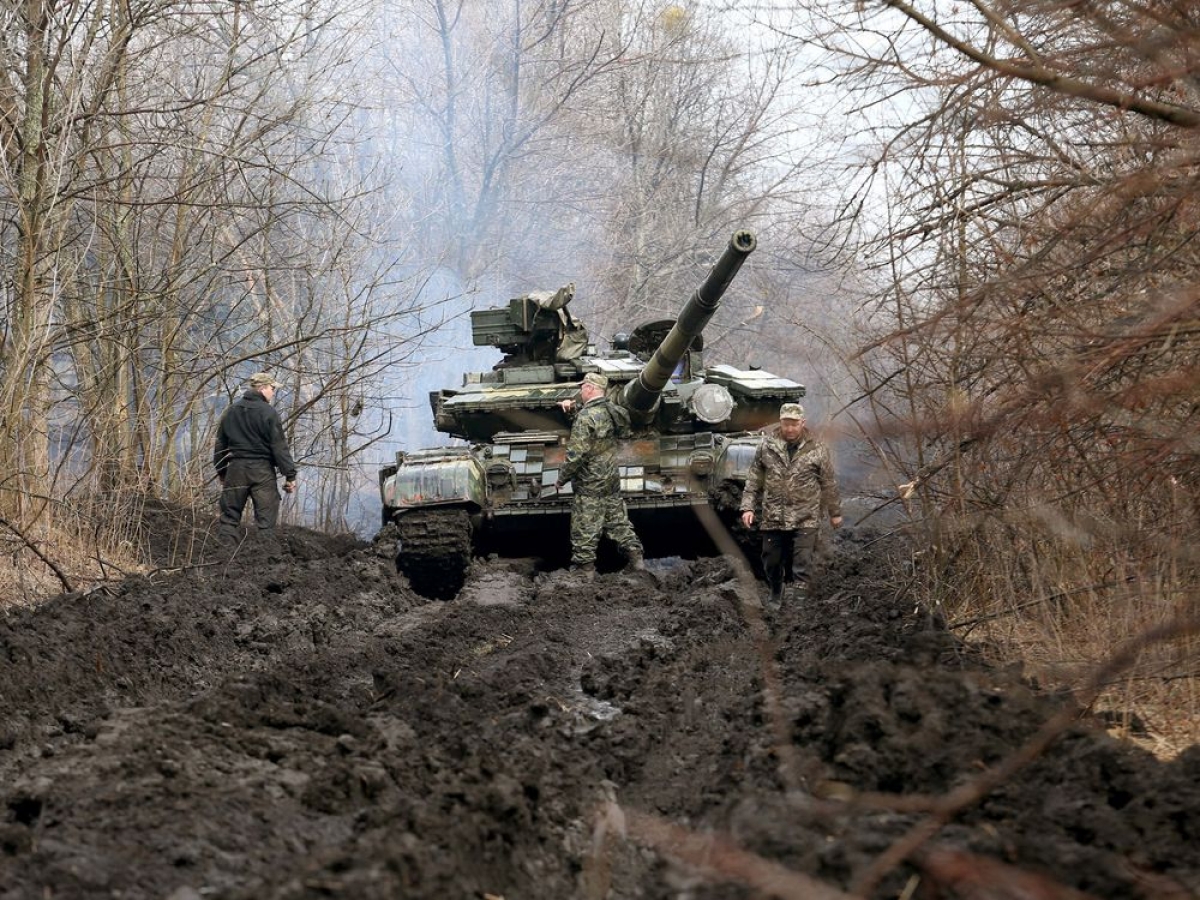 Các quân nhân Ukraine và một chiếc xe tăng ở Lysychansk, miền đông Ukraine ngày 7/4. Ảnh: AFP