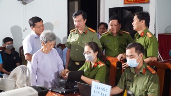 Giám đốc Công an Long An thăm, động viên cán bộ, chiến sĩ cấp căn cước công dân trong đêm