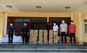 Gifts presented to poor Vietnamese in Cambodia