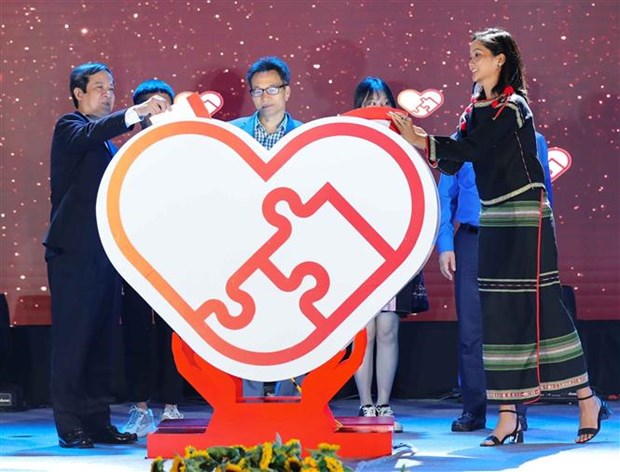 Programme calls for support to poor students nationwide Deputy Prime Minister Vu Duc Dam (centre) and other participants press the button to launch the programme on April 11 (Photo: VNA)
