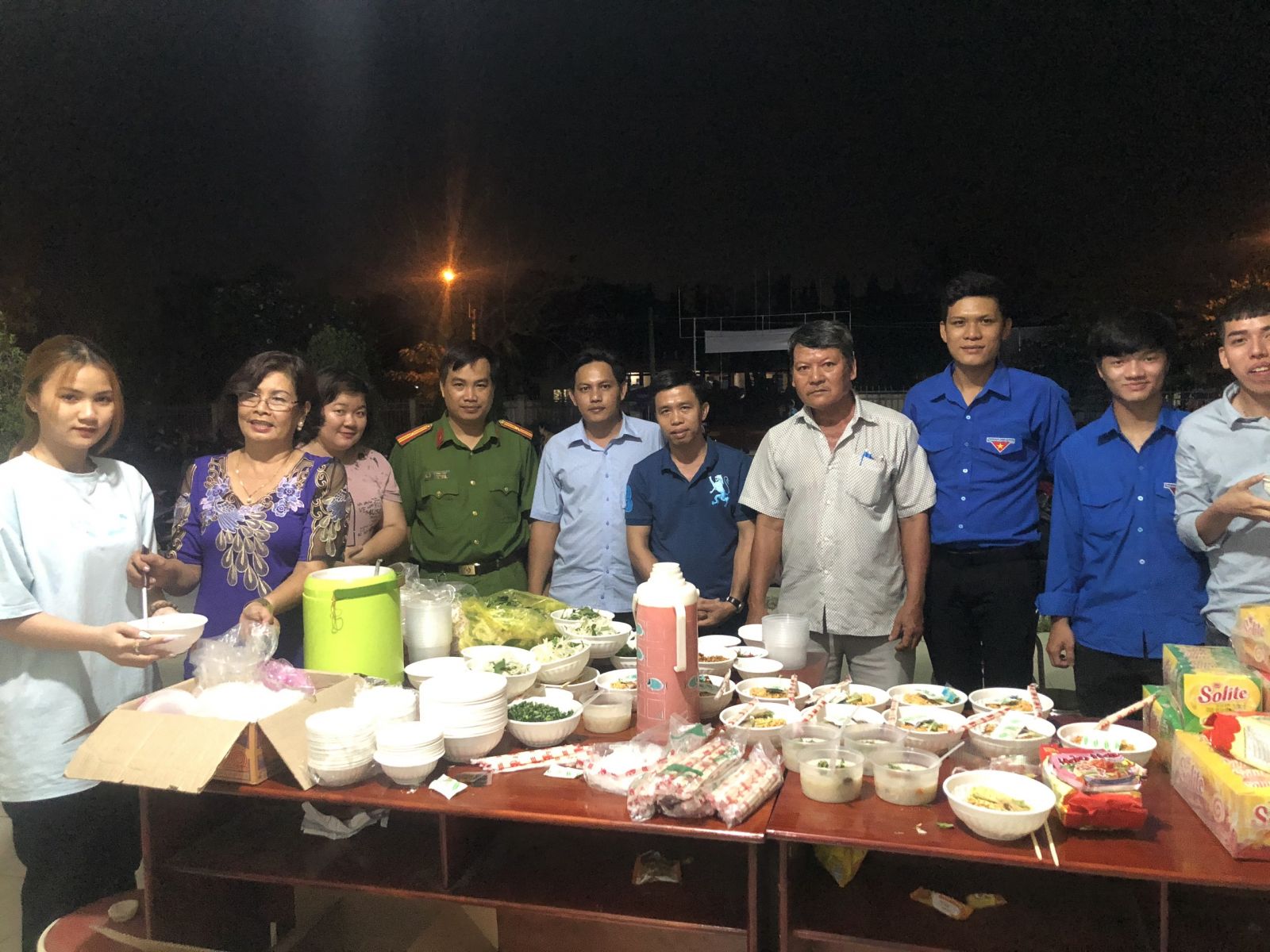 Việc phục vụ bữa ăn miễn phí cho người làm căn cước công dân buổi tối tại Mỹ Yên được Hội Liên hiệp Phụ nữ xã phối hợp Đoàn Thanh niên và Công an huyện thực hiện