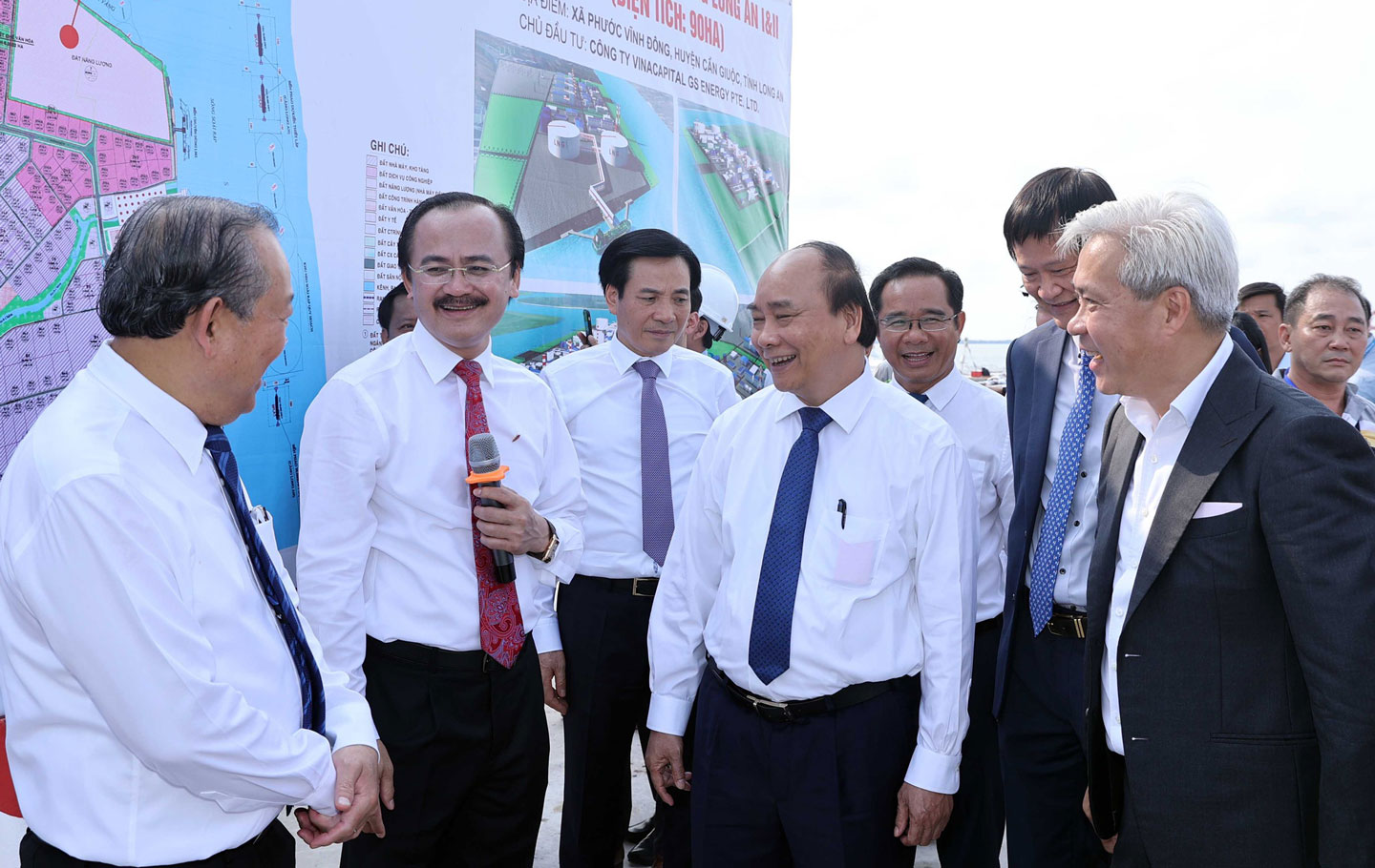 Chủ tịch nước - Nguyễn Xuân Phúc (thứ 4, từ trái qua) khảo sát địa điểm xây dựng dự án Điện khí LNG Long An I và II