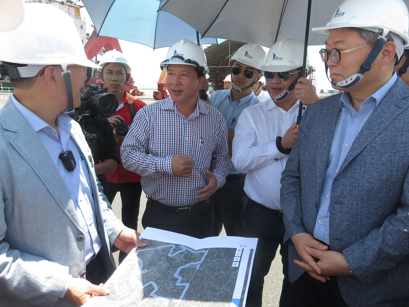 Chủ tịch UBND tỉnh - Nguyễn Văn Út (đứng giữa) cùng Đoàn Cơ quan hợp tác quốc tế Hàn Quốc (KOICA), doanh nghiệp Hàn Quốc khảo sát một số dự án công nghiệp trọng điểm của huyện Cần Giuộc