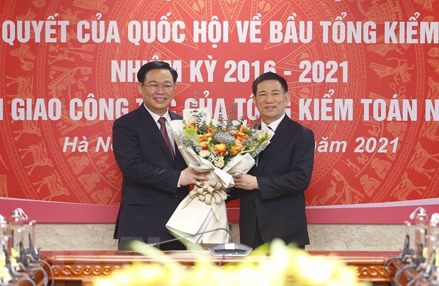 Công bố Nghị quyết của Quốc hội về bầu Tổng Kiểm toán Nhà nước Chủ tịch Quốc hội Vương Đình Huệ chúc mừng Bộ trưởng Bộ Tài chính Hồ Đức Phớc, nguyên Tổng Kiểm toán Nhà nước đã hoàn thành tốt nhiệm vụ trước đó.(Ảnh: Doãn Tấn/TTXVN)