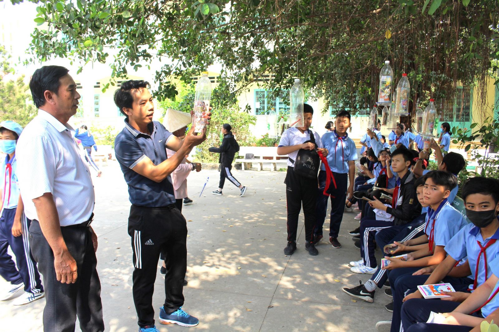 Mô hình Thư viện ngoài trời đang được thực hiện tại Trường THCS thị trấn Cần Đước, huyện Cần Đước