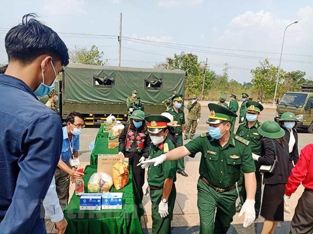 The relief aid is contributed by agencies and organisations in Vietnam’s provinces bordering Cambodia like Binh Phuoc, Dong Nai, An Giang and Dong Thap. (Photo: VNA)