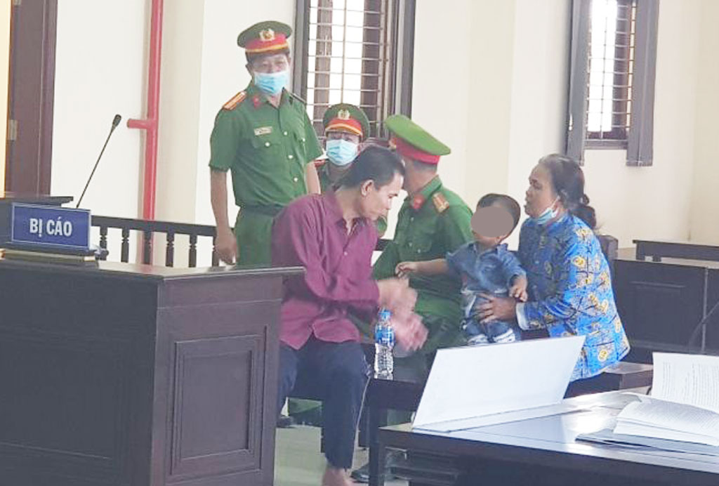 Người thân tranh thủ động viên Toàn trong lúc tòa tạm nghỉ để nghị án