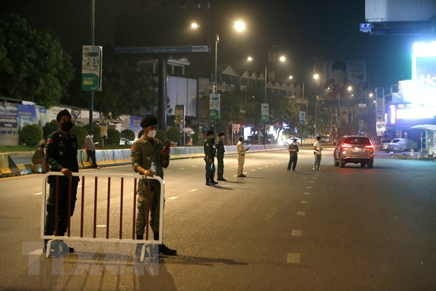 Lực lượng thực thi pháp luật gác tại một tuyến phố ở Phnom Penh, Campuchia khi lệnh giới nghiêm về ban đêm được áp dụng nhằm ngăn sự lây lan của dịch COVID-19, ngày 7/4/2021. (Ảnh: THX/TTXVN)