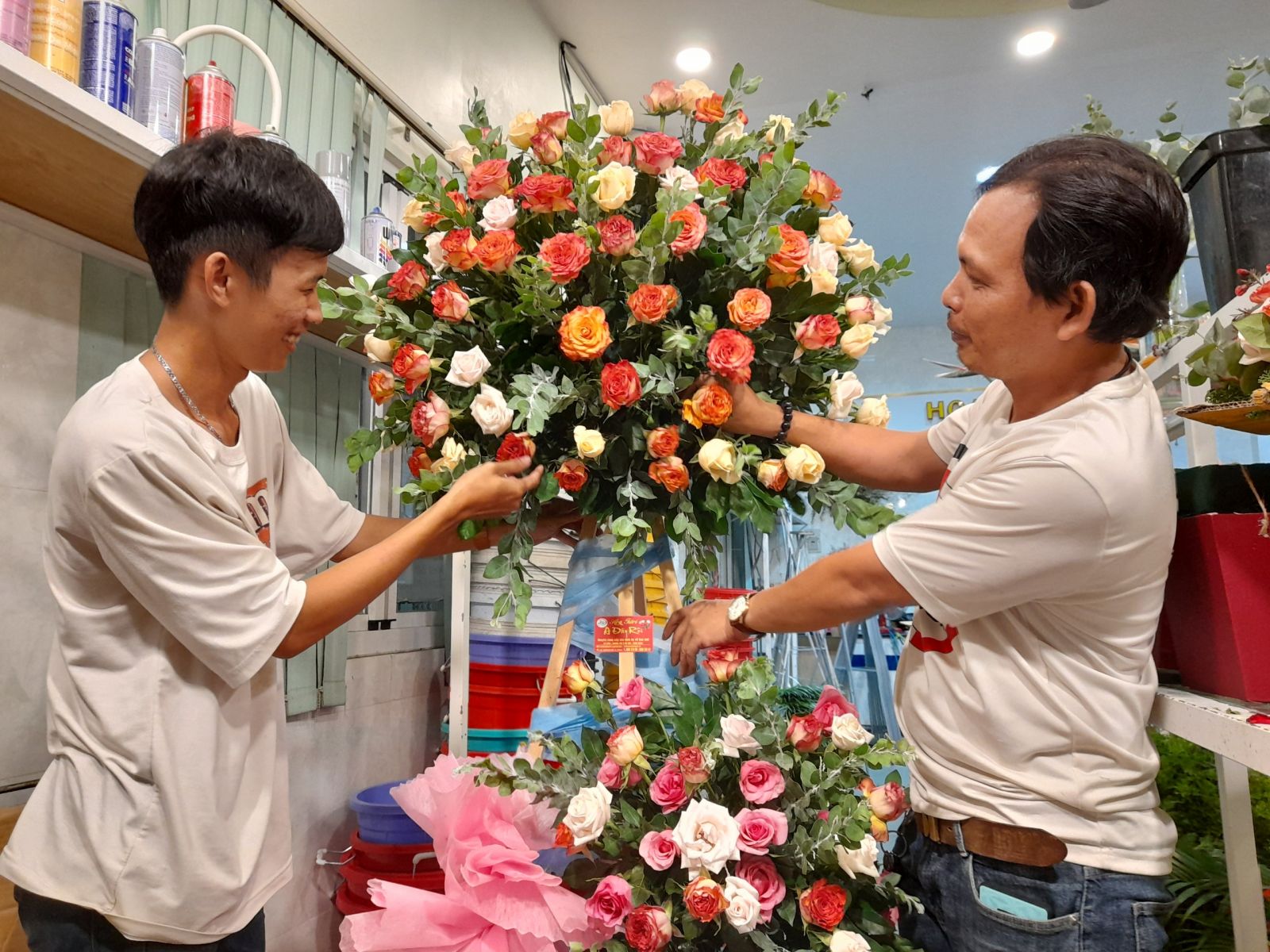 Những chàng trai “bén duyên” với nghệ thuật cắm hoa Với nghề cắm hoa, không quan trọng là nam hay nữ, chỉ cần có một chút năng khiếu và nhiều lòng đam mê, sự kiên trì, nỗ lực học hỏi không ngừng