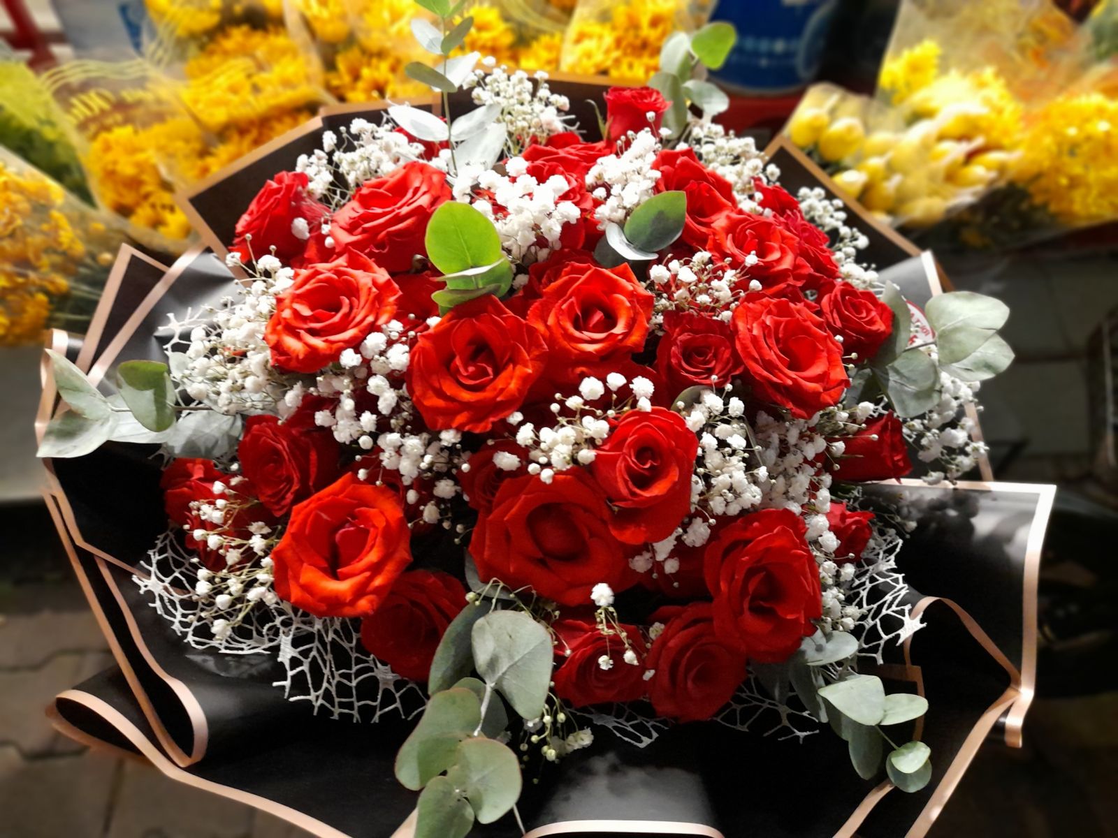 Những chàng trai “bén duyên” với nghệ thuật cắm hoa Những bó hoa được kết từ “phái mạnh” cũng thật xinh xắn, sống động