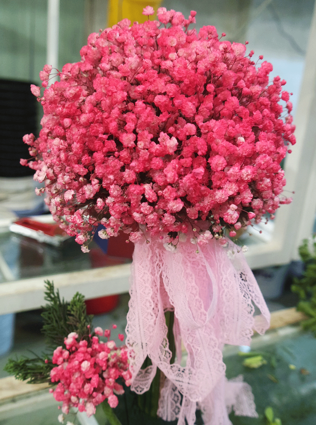 Những chàng trai “bén duyên” với nghệ thuật cắm hoa Những bó hoa được kết từ “phái mạnh” cũng thật xinh xắn, sống động