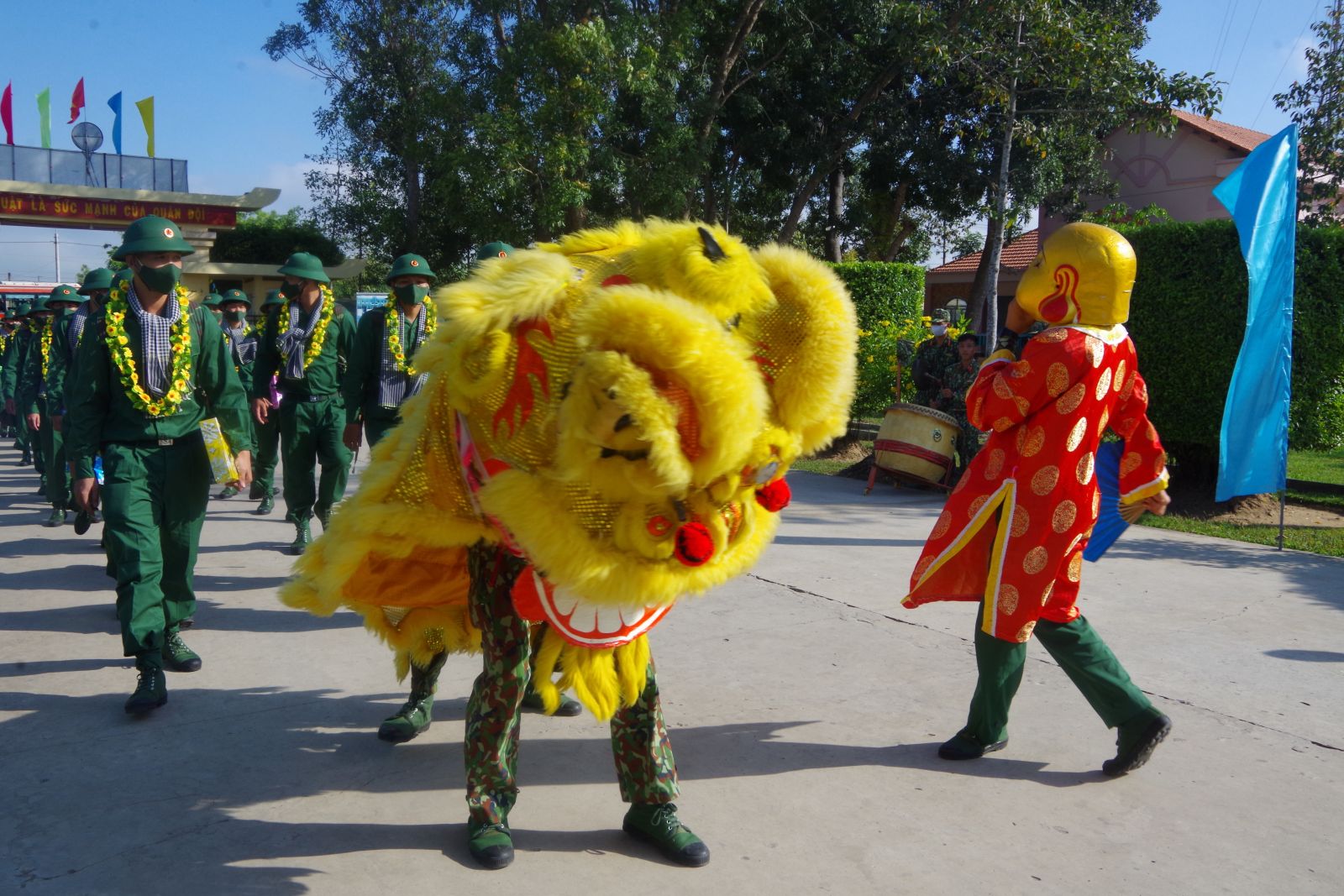 Đội lân của đơn vị chào đón chiến sĩ mới