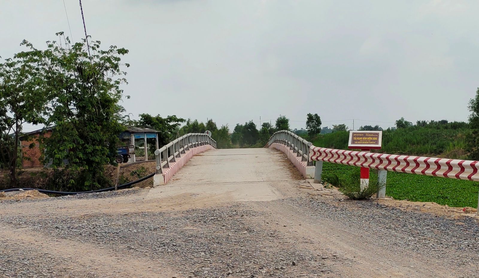 Ngã tư đường giao thông nông thôn ấp Mây Rắc, xã Bình Thạnh, huyện Mộc Hóa đã được đầu tư xây dựng phục vụ nhu cầu đi lại của người dân