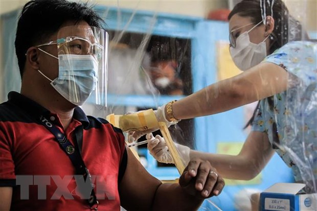 Tiêm vaccine ngừa COVID-19 cho một nhân viên tế tại Manila, Philippines. (Ảnh: THX/TTXVN)