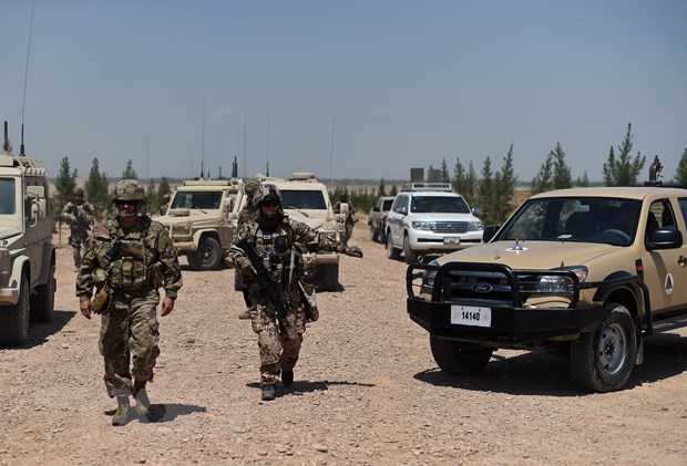 Binh sỹ NATO tuần tra tại Mazar-i-Sharif, Afghanistan, ngày 26/4/2016. (Ảnh: AFP/TTXVN)