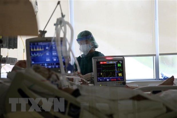 Nhân viên y tế điều trị cho bệnh nhân COVID-19 tại bệnh viện ở Ankara, Thổ Nhĩ Kỳ. (Ảnh: THX/TTXVN)