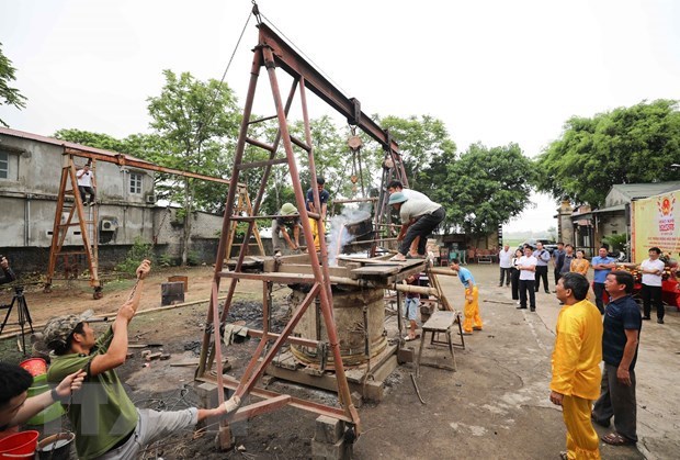 The bronze drum named "Hao Khi Dong Son" is handmade by craftmen at at the bronze-casting workshop in Dong Son's Dong Tien commune. (Photo: VNA)