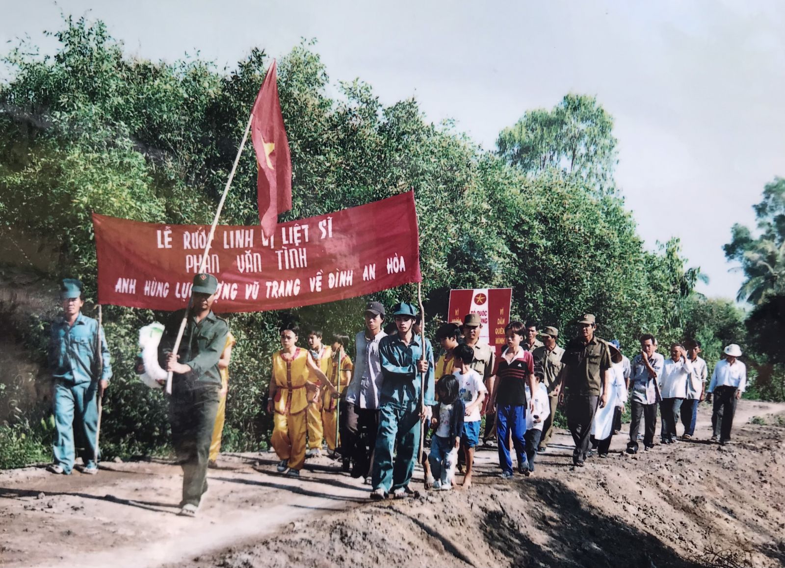 Lễ đón liệt sĩPhan Văn Tình về đình An Hòa Trung năm 2006