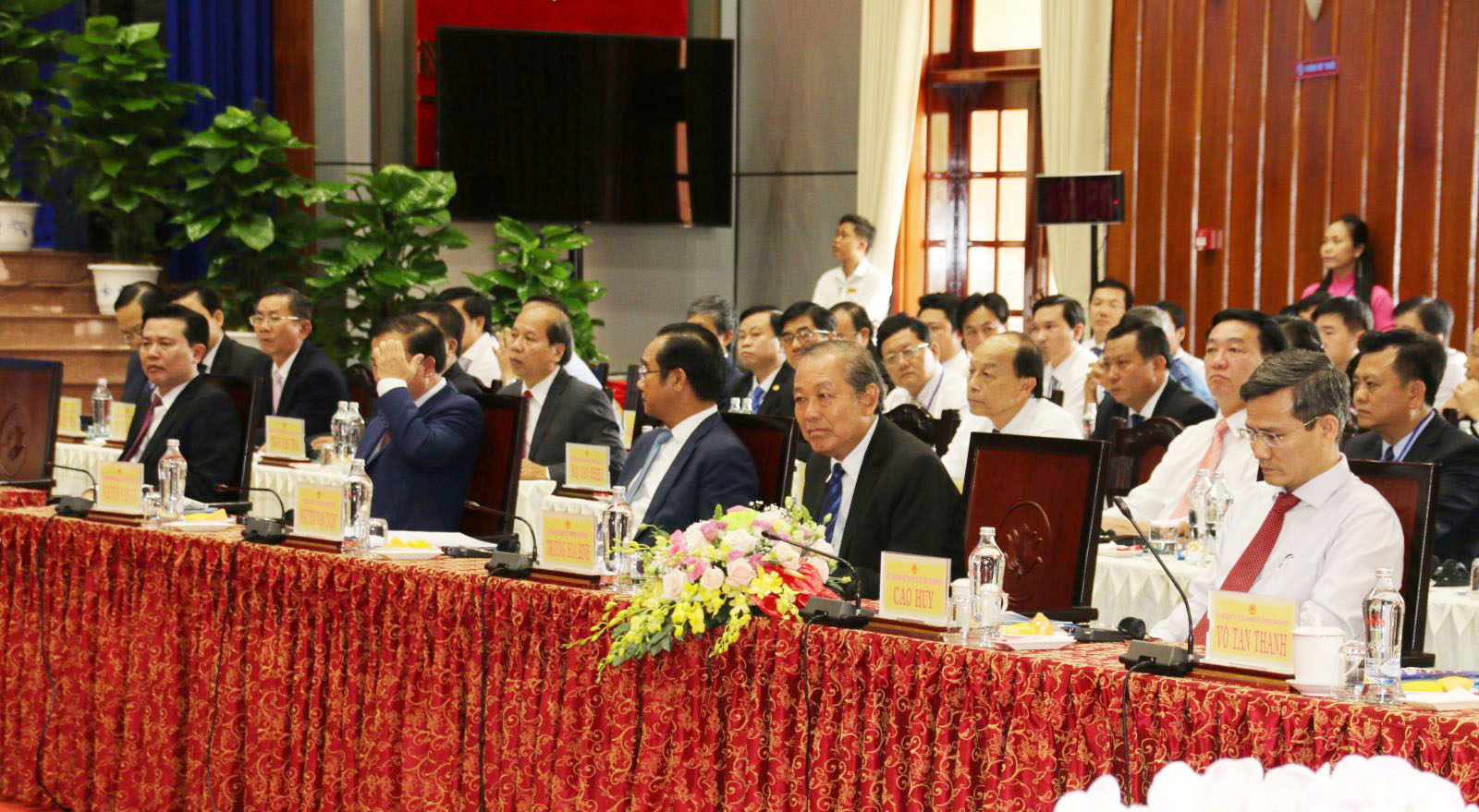 Phó Thủ tướng Thường trực Chính phủ - Trương Hòa Bình (hàng đầu, thứ 2, từ phải qua) dự tọa đàm