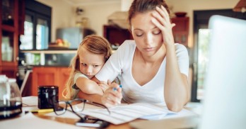 Các cách giúp mẹ có thể cân bằng giữa công việc và chăm sóc gia đình Các cách giúp mẹ có thể cân bằng giữa công việc và chăm sóc gia đình