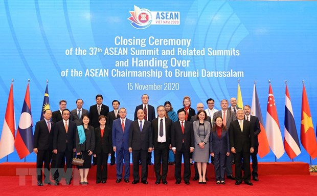 Delegates to the 37th ASEAN Summit pose for a group photo. (Photo: VNA)
