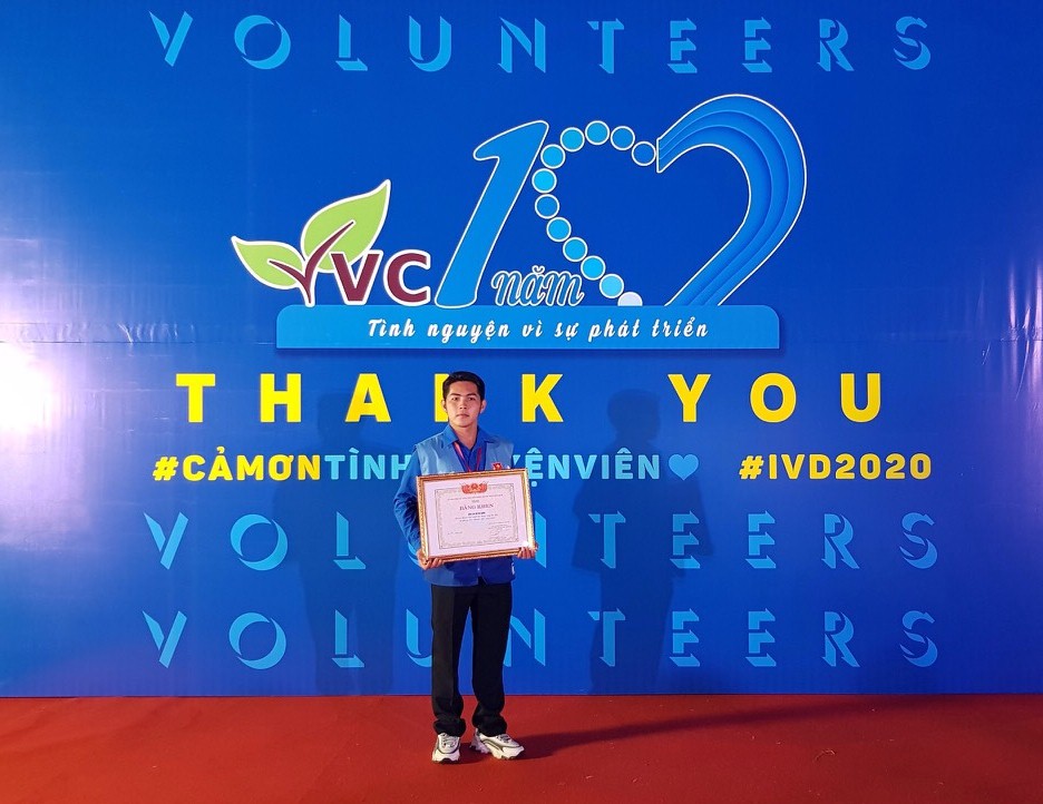 Anh Lê Hòa Thuận nhận bằng khen của Ủy ban Trung ương Hội Liên hiệp Thanh niên Việt Nam về những thành tích trong hoạt động gắn kết và tình nguyện vì cộng đồng