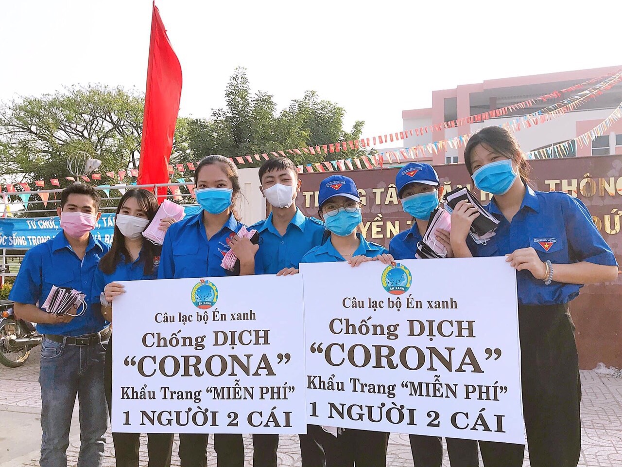 Anh Lê Hòa Thuận cùng các thành viên trong Câu lạc bộ Én Xanh phát khẩu trang và tuyên truyền phòng, chống dịch Covid-19 cho người trên địa bàn huyện