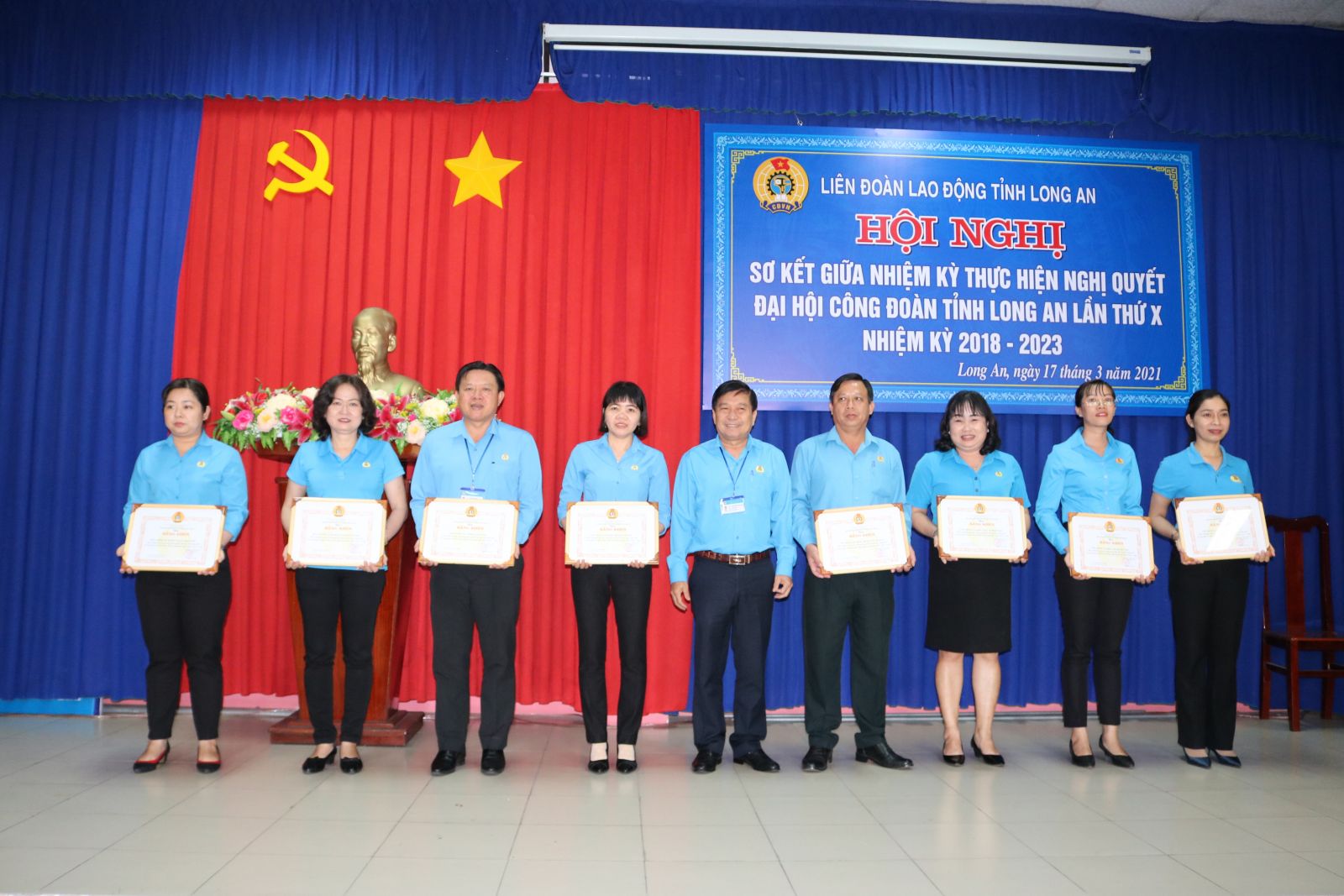 Chủ tịch Liên đoàn Lao động tỉnh - Nguyễn Văn Quí trao bằng khen cho các tập thể, cá nhân có thành tích xuất sắc trong hoạt động Công đoàn tại Hội nghị sơ kết giữa nhiệm kỳ