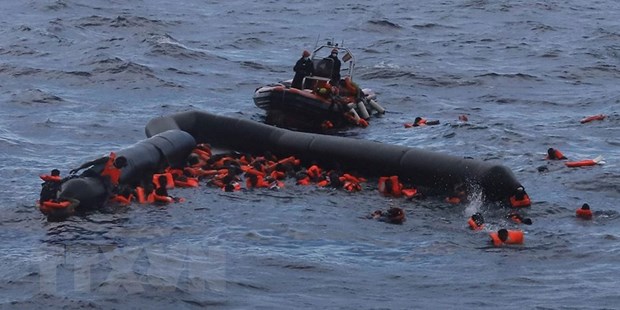 Phát hiện một con thuyền bị đắm cùng với 10 thi thể ngoài khơi Libya