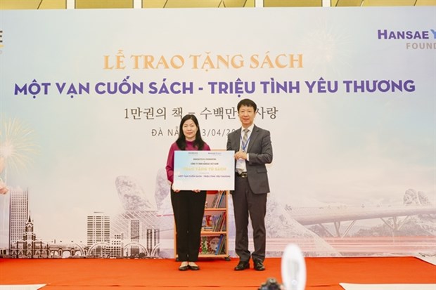 Representatives from Hansae Co,.Ltd and the Da Nang Department of Education and Training at a ceremony on April 23 kick off a programme that will donate 9,600 children’s books to primary schools in Da Nang. (Photo courtesy of the company)