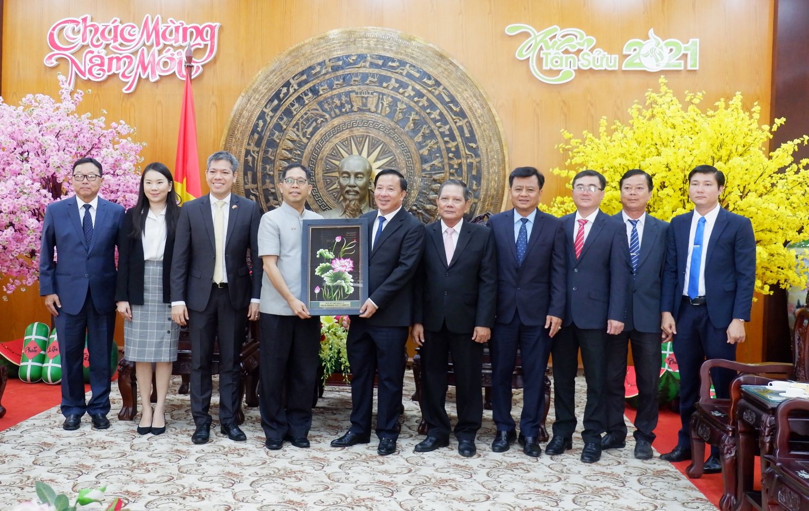 The leaders of Long An province give gifts and take memorial photos with the Thai delegation