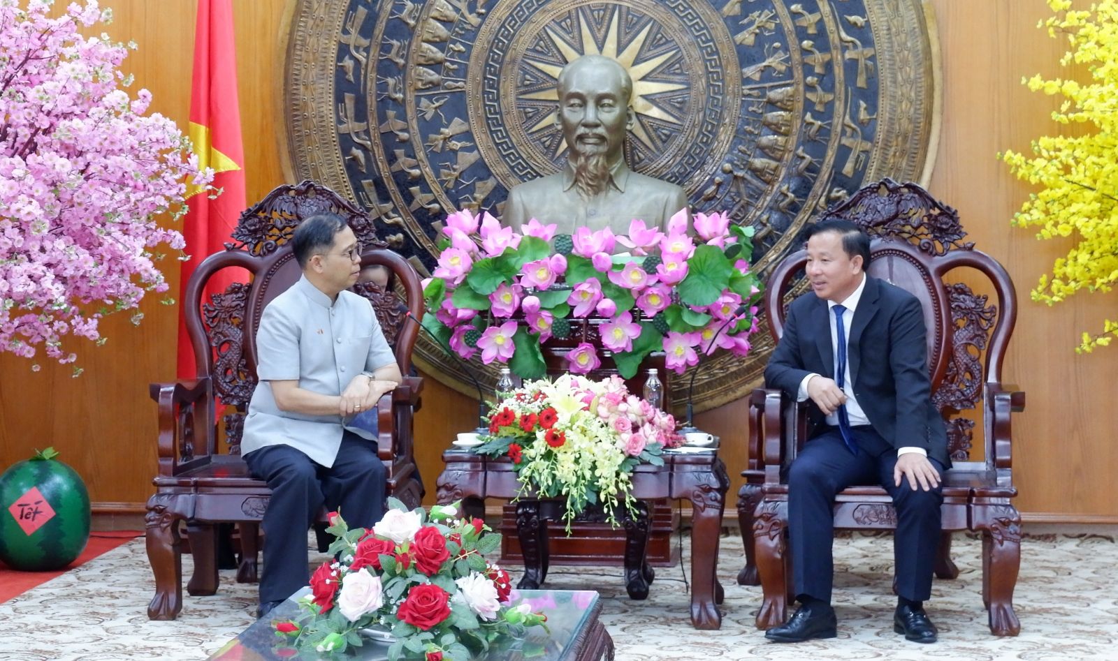 Deputy Secretary of the Provincial Party Committee, Chairman of the Provincial People's Committee - Nguyen Van Ut (R) receives the Consulate General of Thailand in Ho Chi Minh City - Apirat Sugondhabhirom
