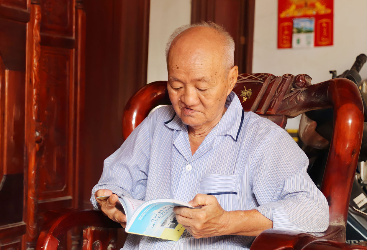 Ở tuổi 75, thầy Hoa Thành Song vẫn thích nghe radio và đọc sách