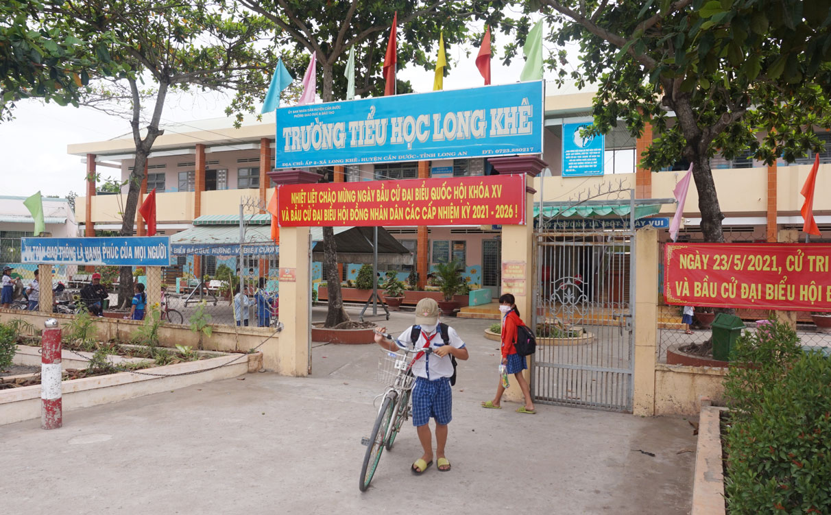 Mô hình cổng trường ATGT ở trường THCS Nguyễn Hữu Thái