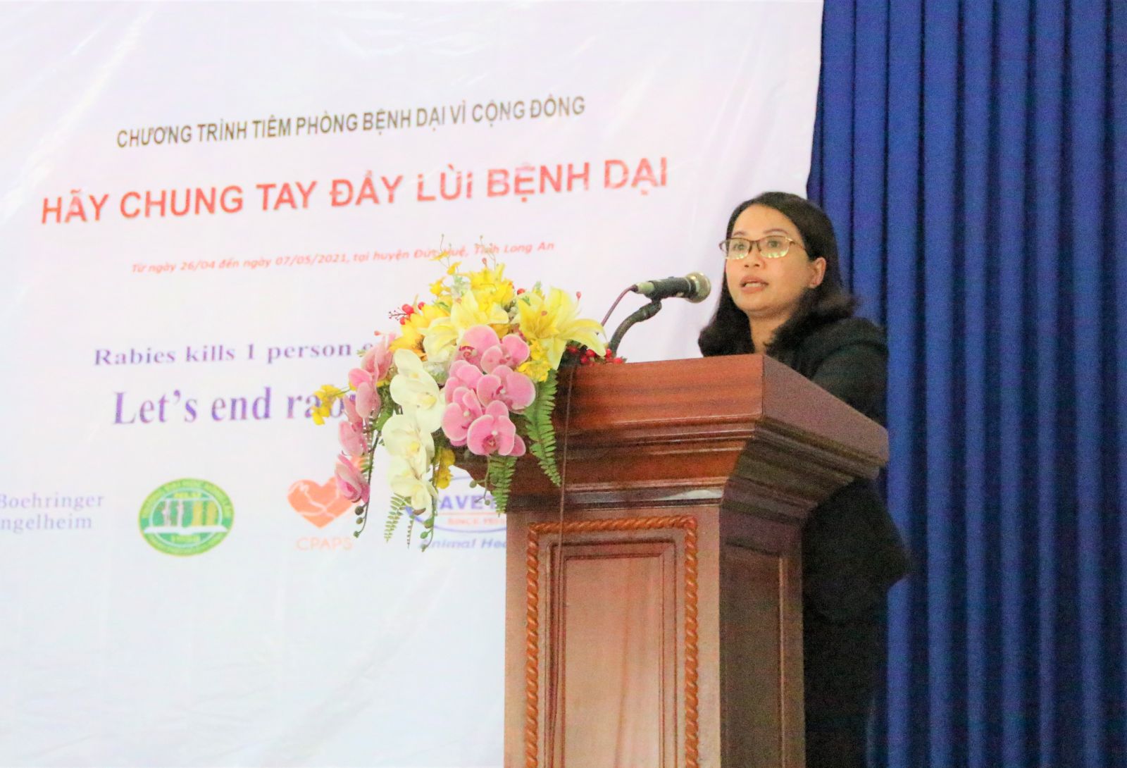 Long An launches ‘Program on vaccinating against rabies in community’ Deputy Director of the DARD of Long An - Dinh Thi Phuong Khanh speaks at the launching ceremony