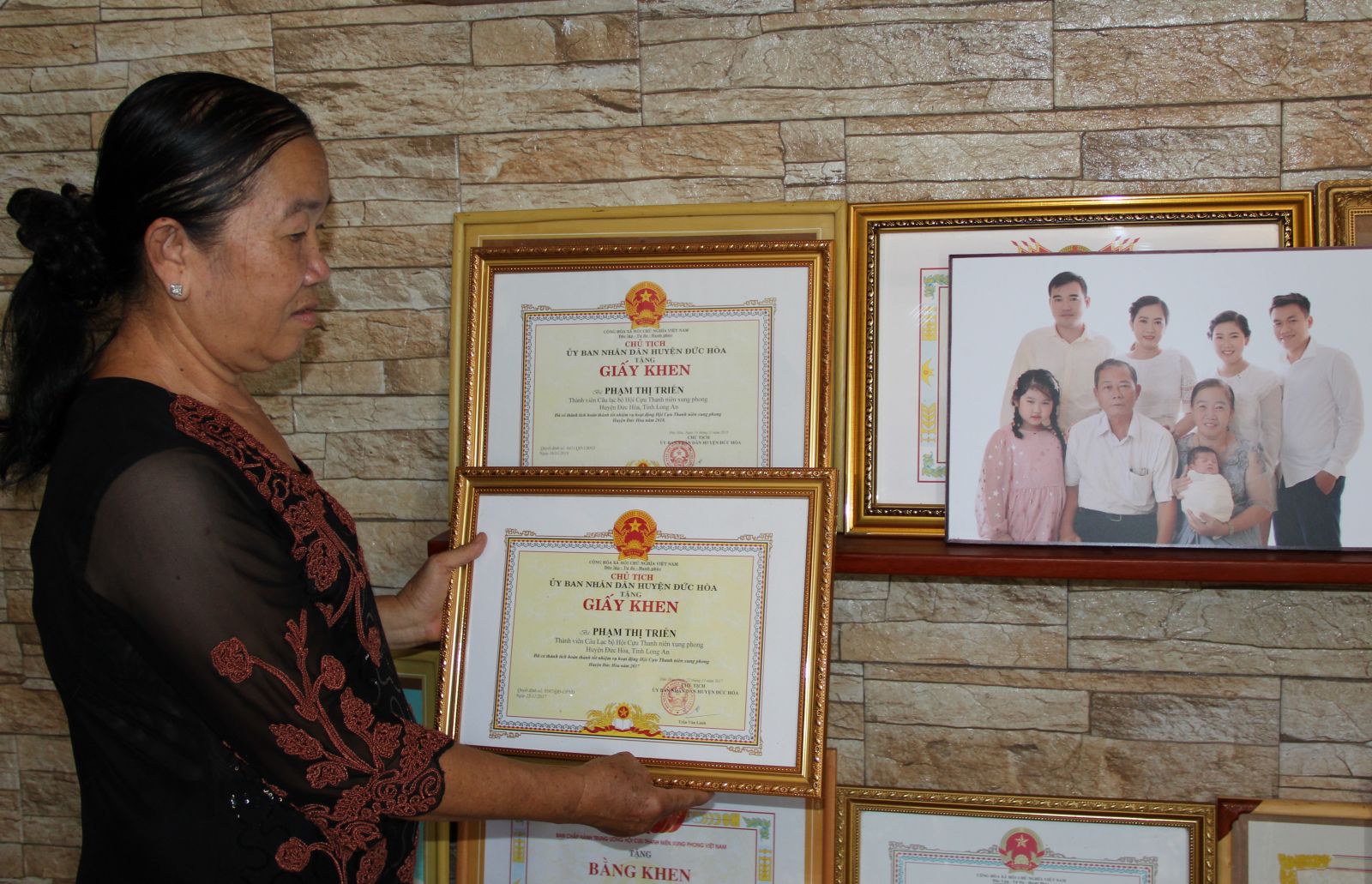 Cựu thanh niên xung phong Phạm Thị Triển nhận được nhiều bằng khen, giấy khen của các cấp vì những đóng góp cho hoạt động an sinh xã hội
