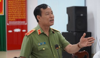 Thiếu tướng Lê Tấn Tới – Thứ trưởng Bộ Công an làm việc tại Công an huyện Bến Lức