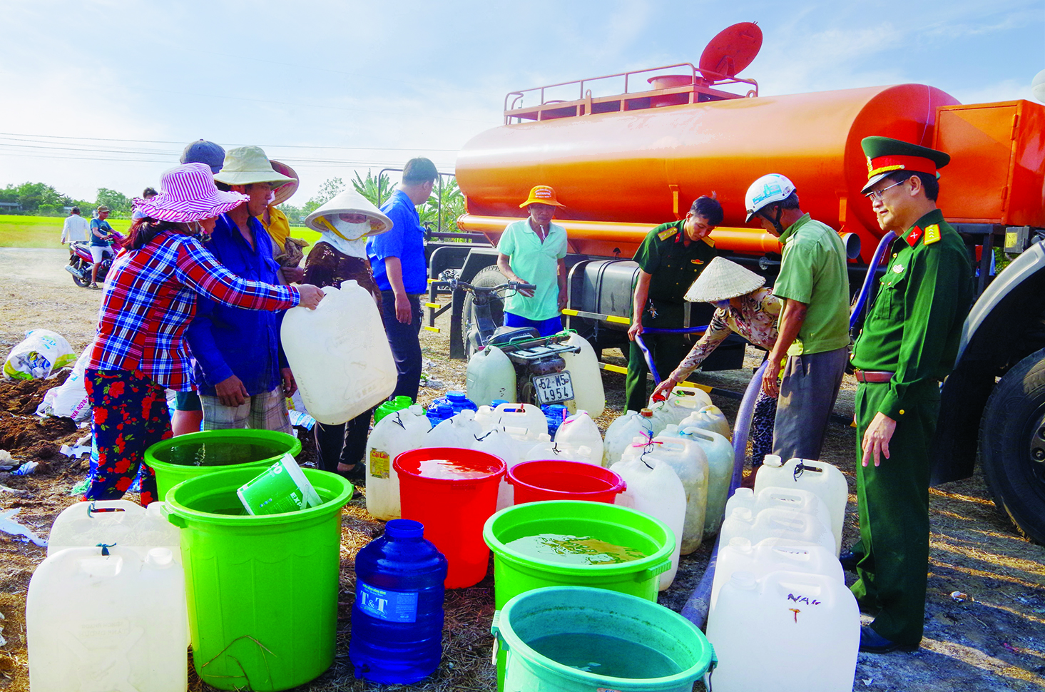 Lực lượng vũ trang Long An cung cấp nước ngọt sinh hoạt cho người dân vùng hạn, mặn